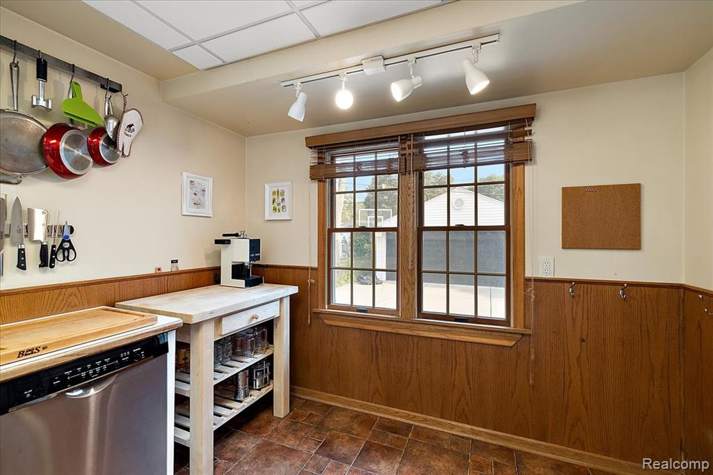 436 W Sunnybrook Drive, Royal Oak, MI 48073 — Photo 18