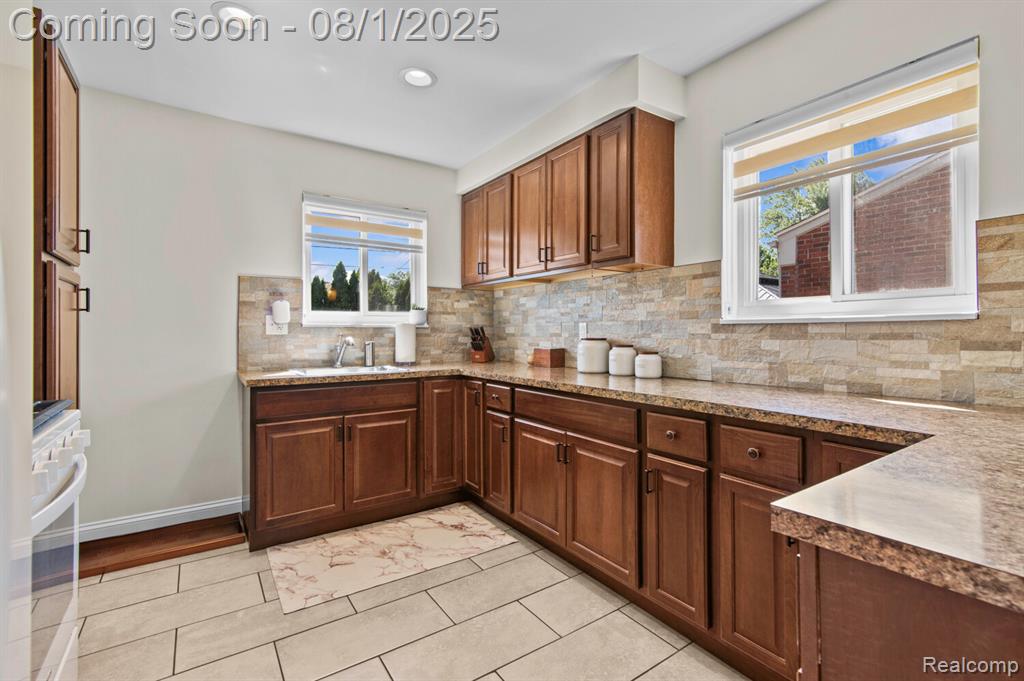 6140 Plainfield Street, Dearborn Heights, MI 48127 — Photo 8