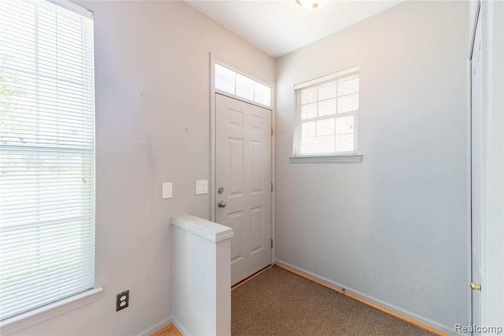23030 Williamsburg Circle, 15, Woodhaven, MI 48183 — Photo 2
