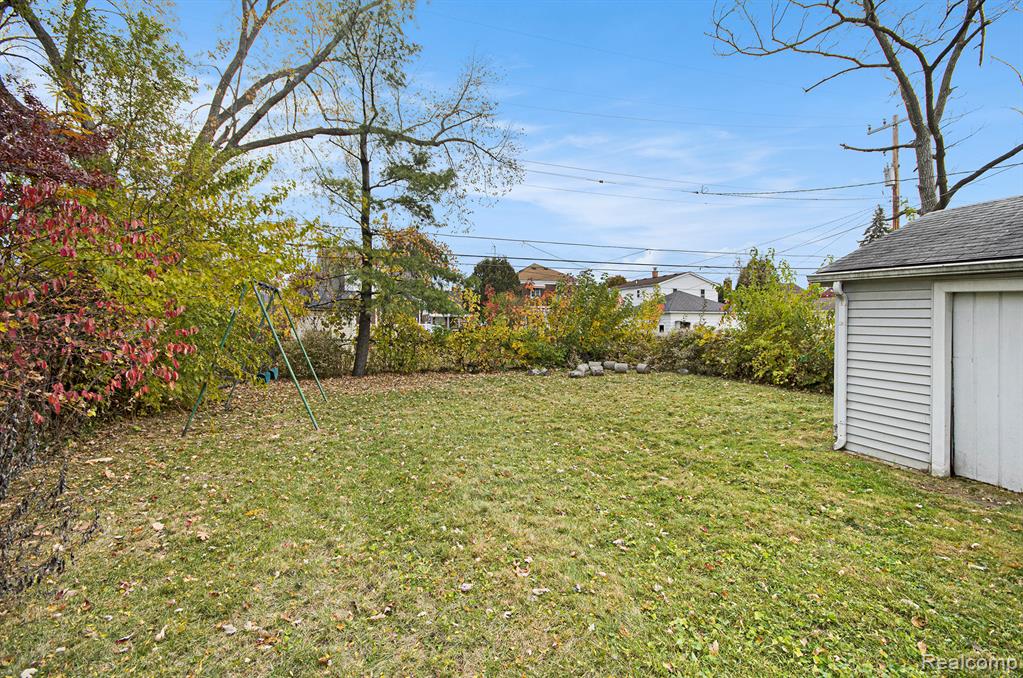 15105 Charles R Avenue, Eastpointe, MI 48021 — Photo 18