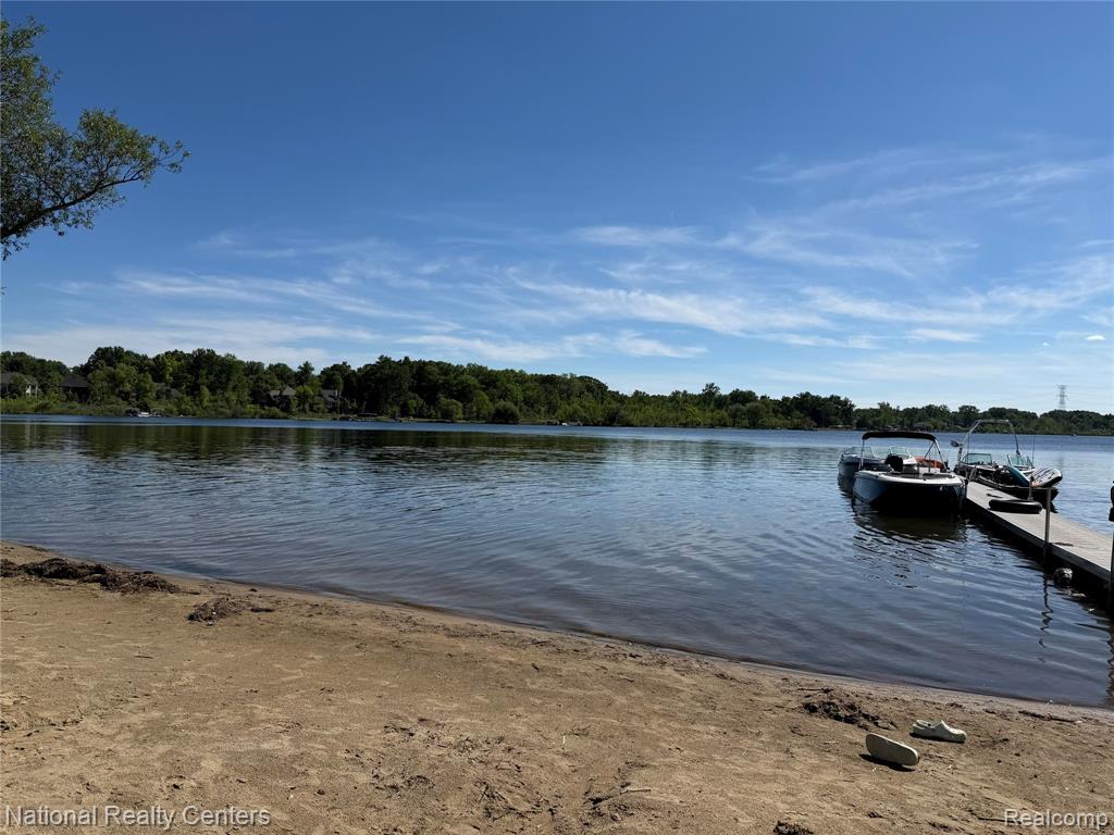 2465 Fairbury, Wixom, MI 48393 — Photo 42