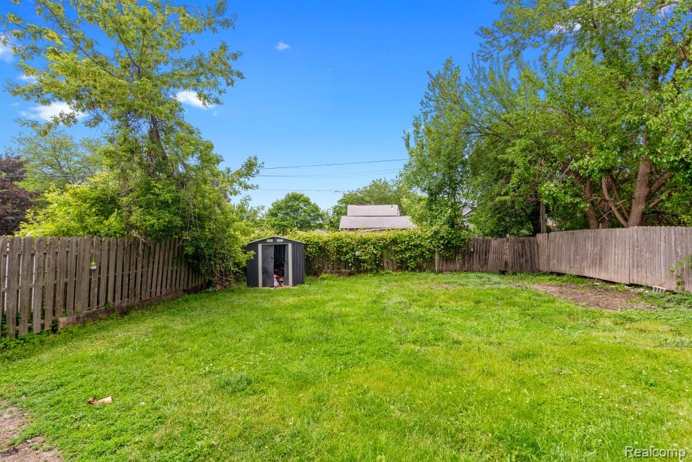 807 N BOND Street, Saginaw, MI 48602 — Photo 11
