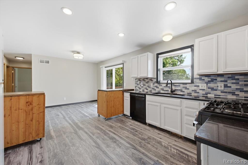 879 Barren Oaks Drive, Pontiac, MI 48341 — Photo 15