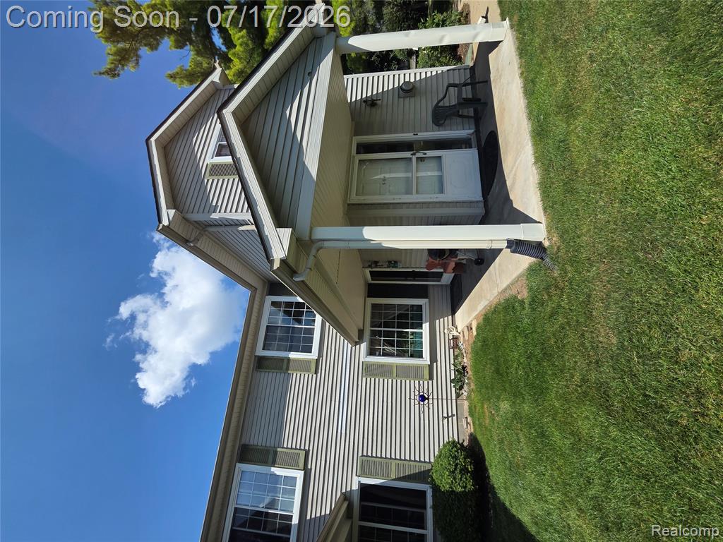 902 Saybrook Drive, Waterford, MI 48327 — front exterior