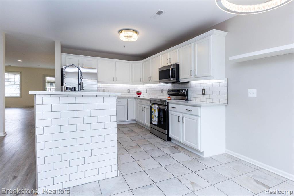 185 Amys Walk, Auburn Hills, MI 48326 — Photo 17
