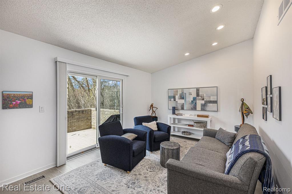 4046 FOXPOINTE Drive, Unit 131, West Bloomfield, MI 48323 — Photo 8