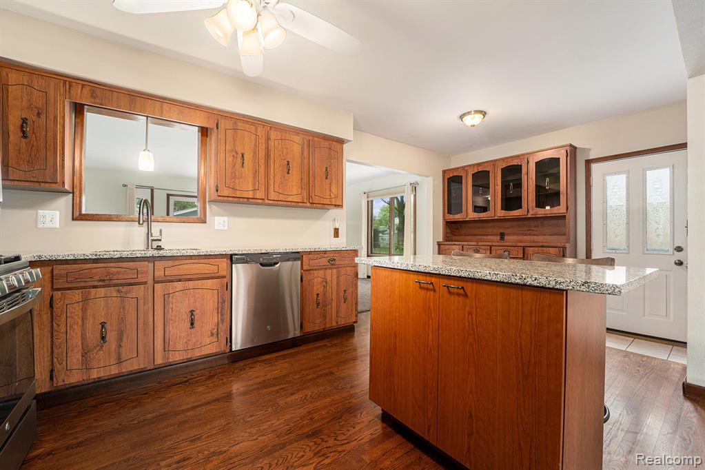 8231 Doncaster Drive, Sterling Heights, MI 48312 — Photo 9