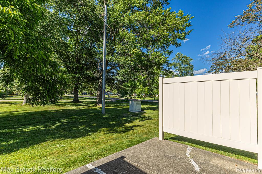 1669 Wimbledon Drive, Walled Lake, MI 48390 — Photo 9