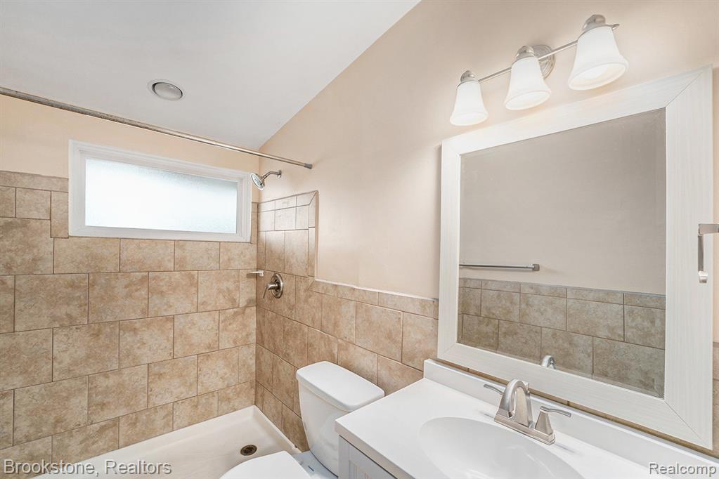 9279 Idaho Street, Livonia, MI 48150 — Photo 8