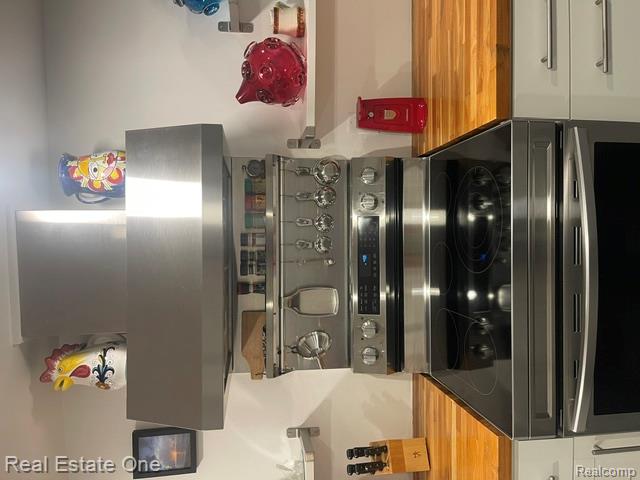 3202 Pridham Street, Keego Harbor, MI 48320 — Photo 8
