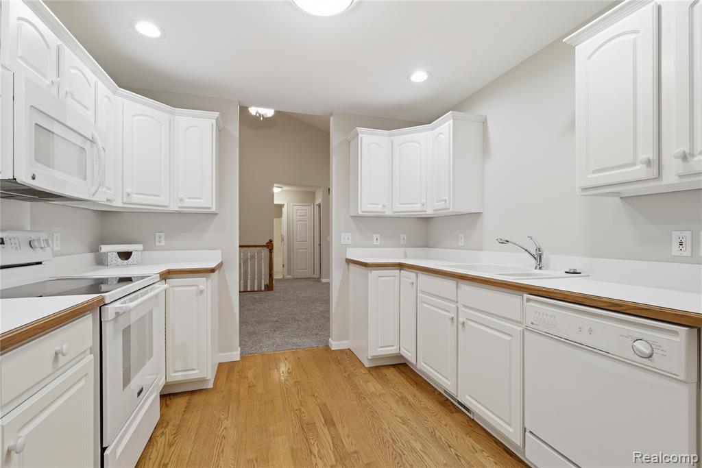 8091 Prestonwood Court, Flushing, MI 48433 — Photo 11