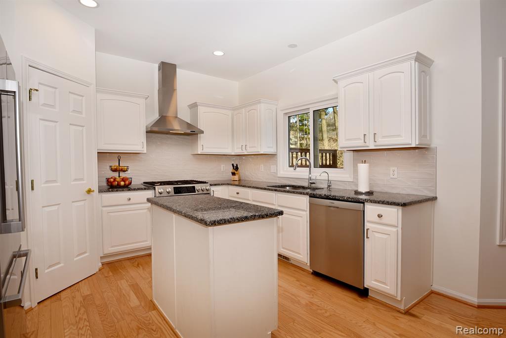 8284 BROOKSTONE Lane, Clarkston, MI 48348 — Photo 10
