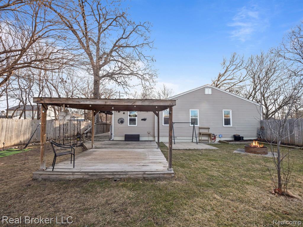 963 E MADGE Avenue, Hazel Park, MI 48030 — Photo 17