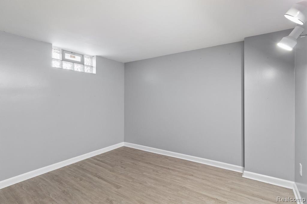 812 N KENWOOD Avenue, Royal Oak, MI 48067 — Photo 35