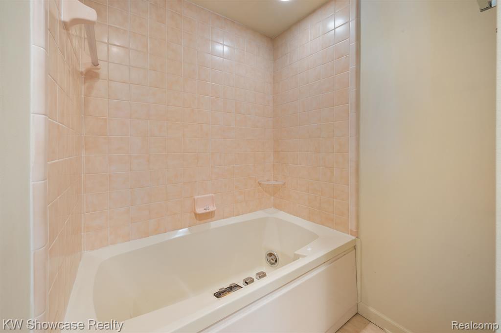 5867 COMMUNITY Drive, Brighton, MI 48116 — Photo 33