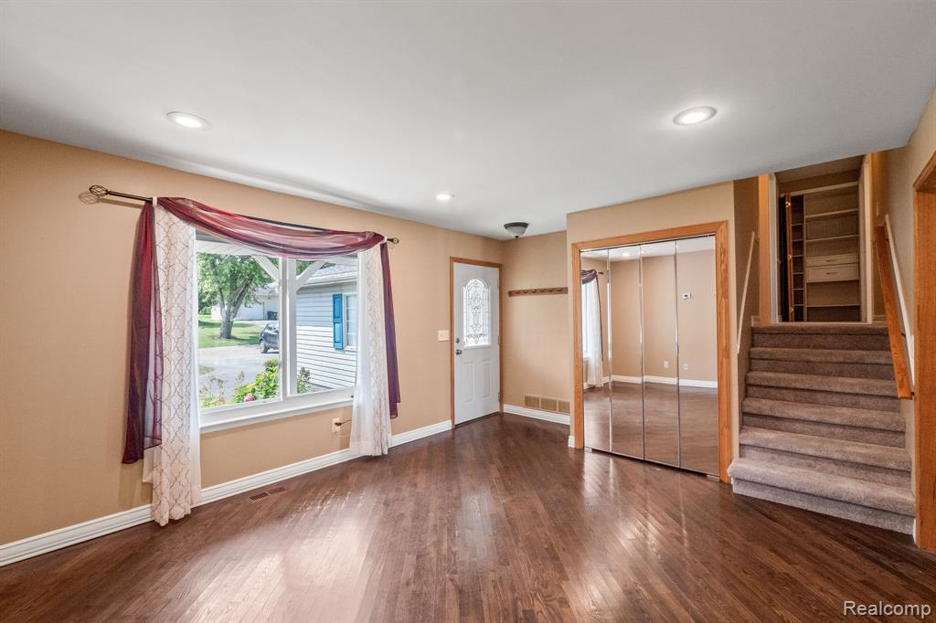 749 Mariday Street, Lake Orion, MI 48362 — Photo 5