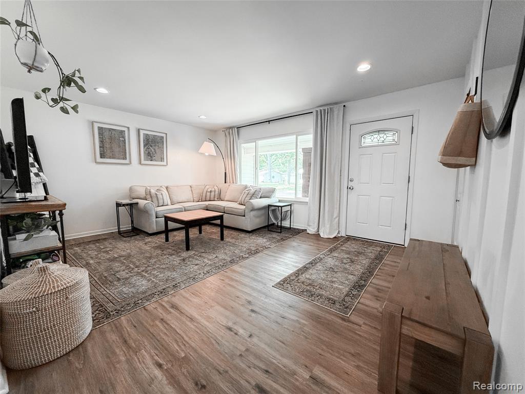 3965 Midland Road E, Waterford, MI 48329 — Photo 4