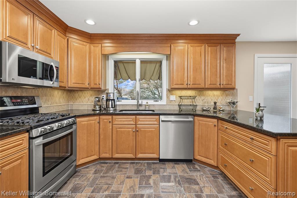 447 Antoinette Drive, Rochester Hills, MI 48309 — Photo 21