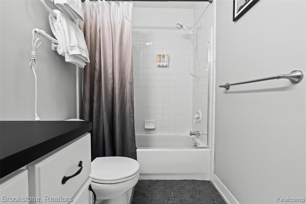 400 LA PLAZA, Royal Oak, MI 48073 — Photo 30