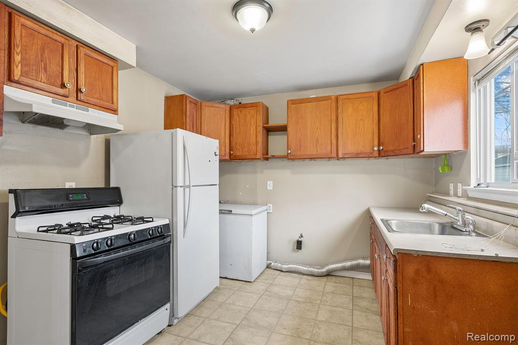 5684 GERTRUDE Street, Dearborn Heights, MI 48125 — Photo 14