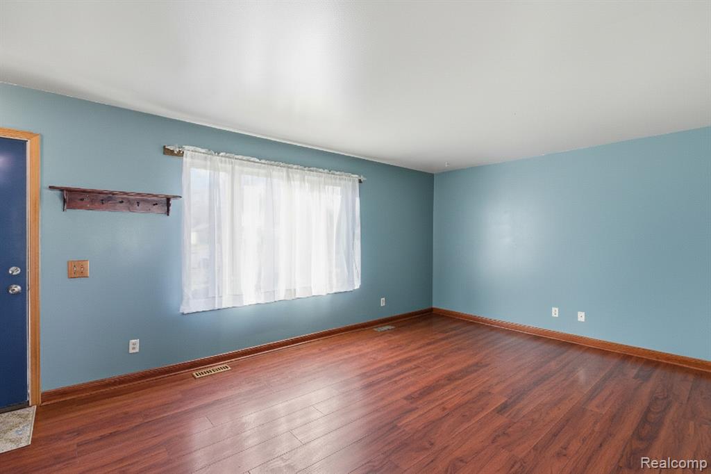 6230 Barker Drive, Waterford, MI 48329 — Photo 4