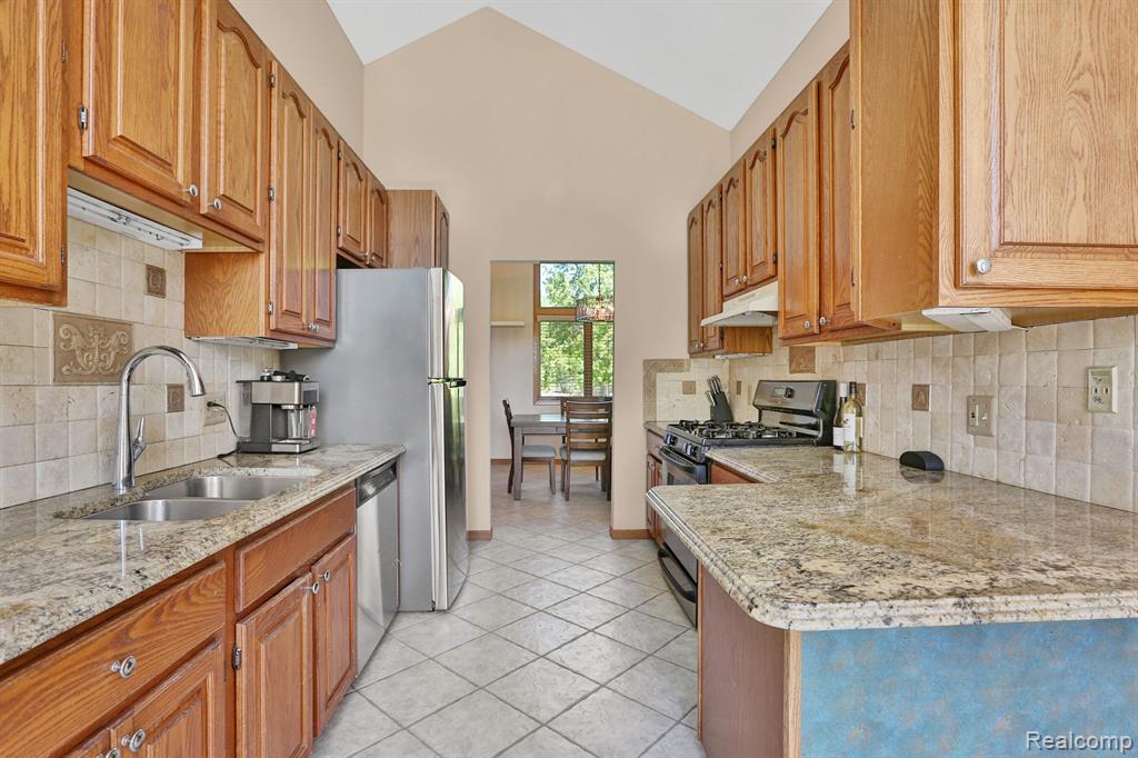 53201 MARANATHA Lane, Wixom, MI 48393 — Photo 11