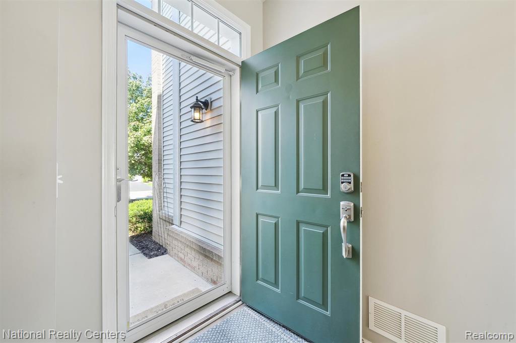 5639 HEATHLAND Circle, Clarkston, MI — Photo 2
