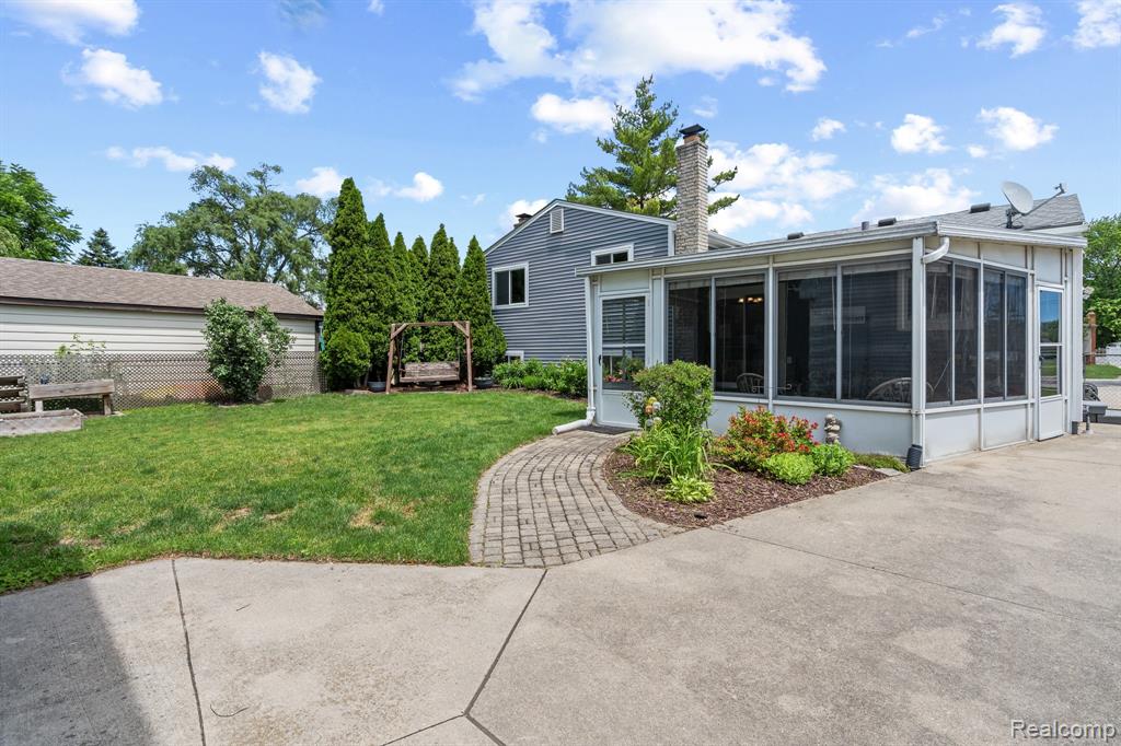 43057 Bond Court, Sterling Heights, MI 48313 — Photo 11