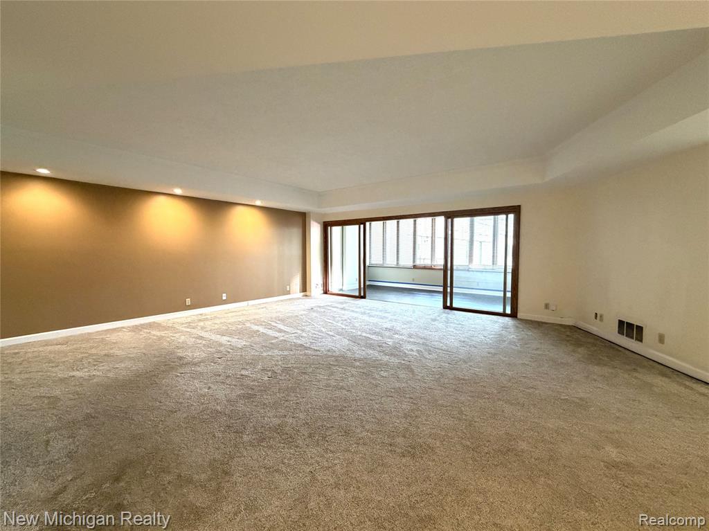 43000 12 Oaks Crescent Drive, 2033, Novi, MI 48377 — Photo 6