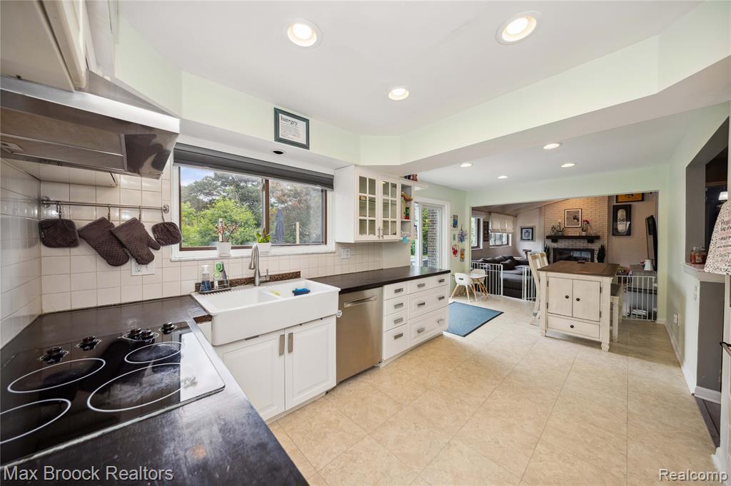 6247 Carpathian Court, West Bloomfield, MI 48324 — Photo 9