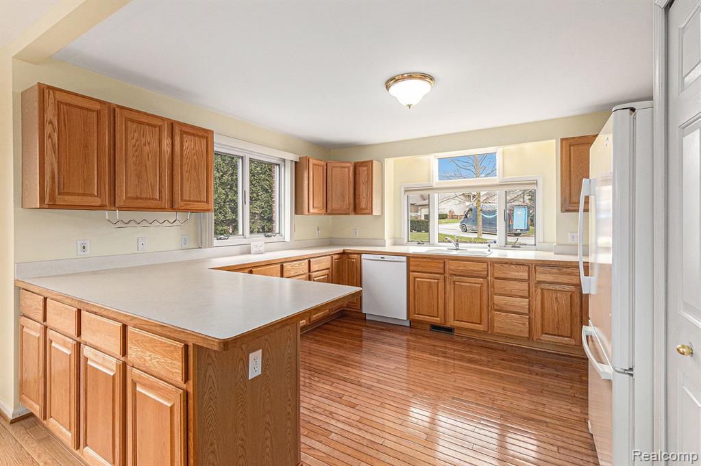 2250 WILLOW TREE Drive, Brighton, MI 48116 — Photo 4