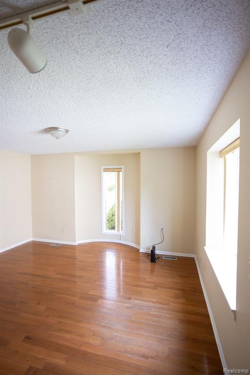 5881 NANEVA, West Bloomfield, MI — Photo 25
