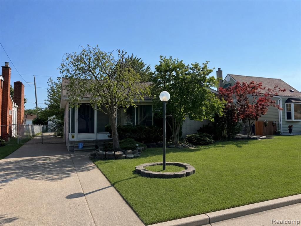 23113 Socia Street, Saint Clair Shores, MI 48082