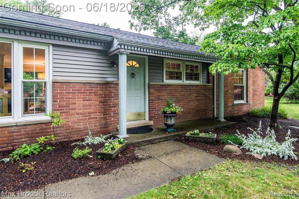 6799 E Dartmoor Road, West Bloomfield, MI — front exterior