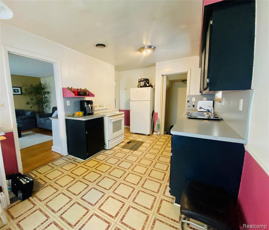 17334 Sprenger Avenue, Eastpointe, MI 48021 — Photo 11