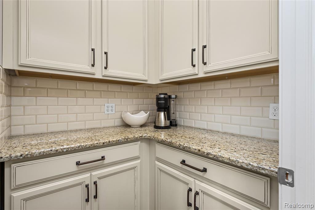 730 Leon Road, Walled Lake, MI 48390 — Photo 23
