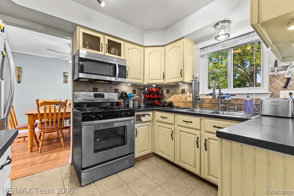 7485 Pointe Drive, Canton, MI 48187 — Photo 9