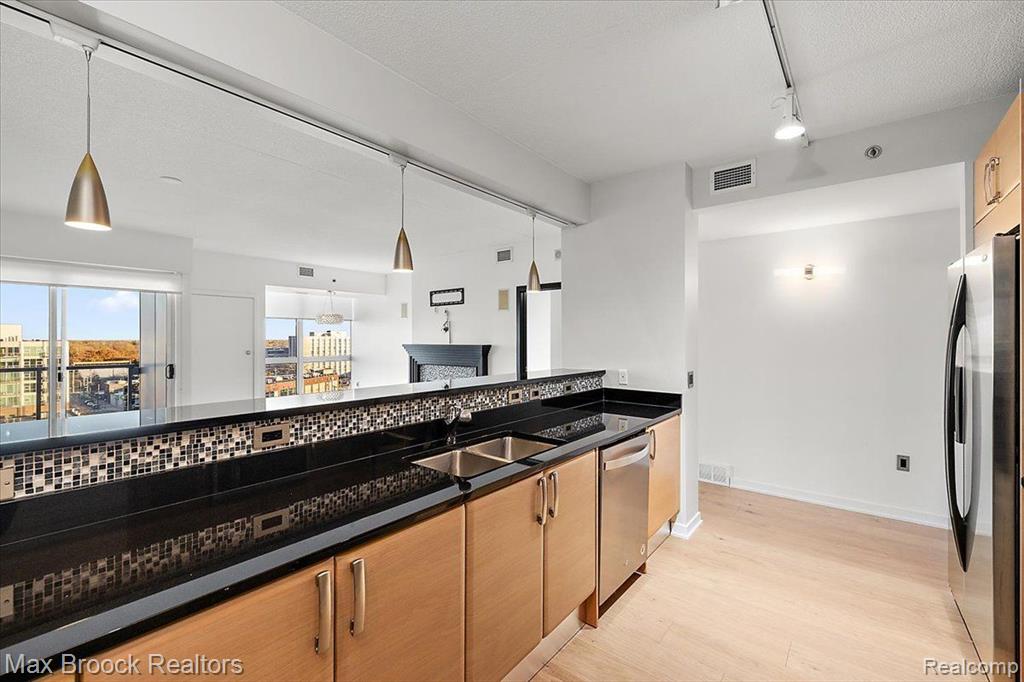 432 S Washington Avenue, 901, Royal Oak, MI 48067 — Photo 4