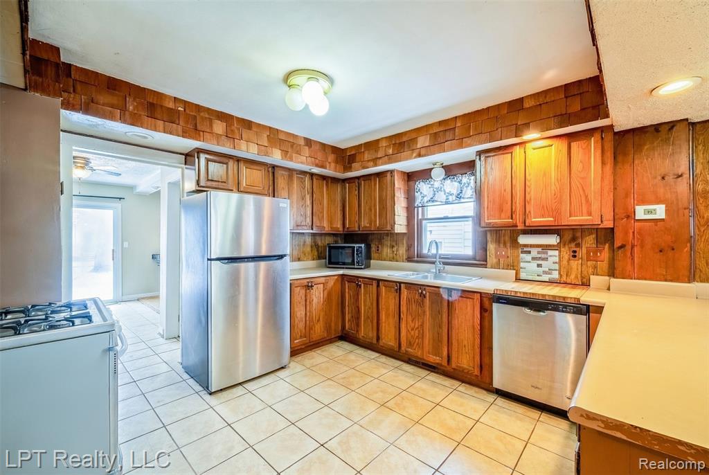 453 Spruce Street, Wyandotte, MI 48192 — Photo 3