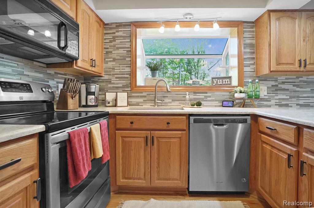 430 CHESTER Court, South Lyon, MI 48178 — Photo 18