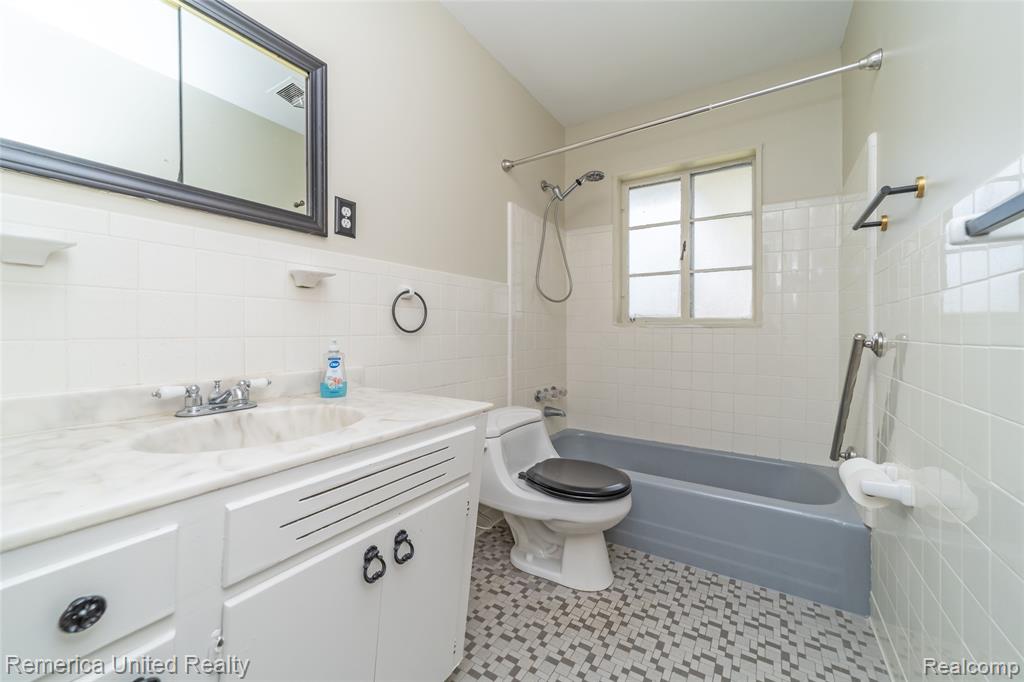 945 N Commerce Road, Commerce Twp, MI 48382 — Photo 20