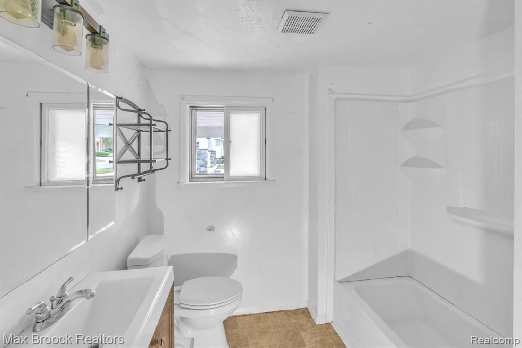 702 S BARNES Street, Mason, MI 48854 — Photo 6