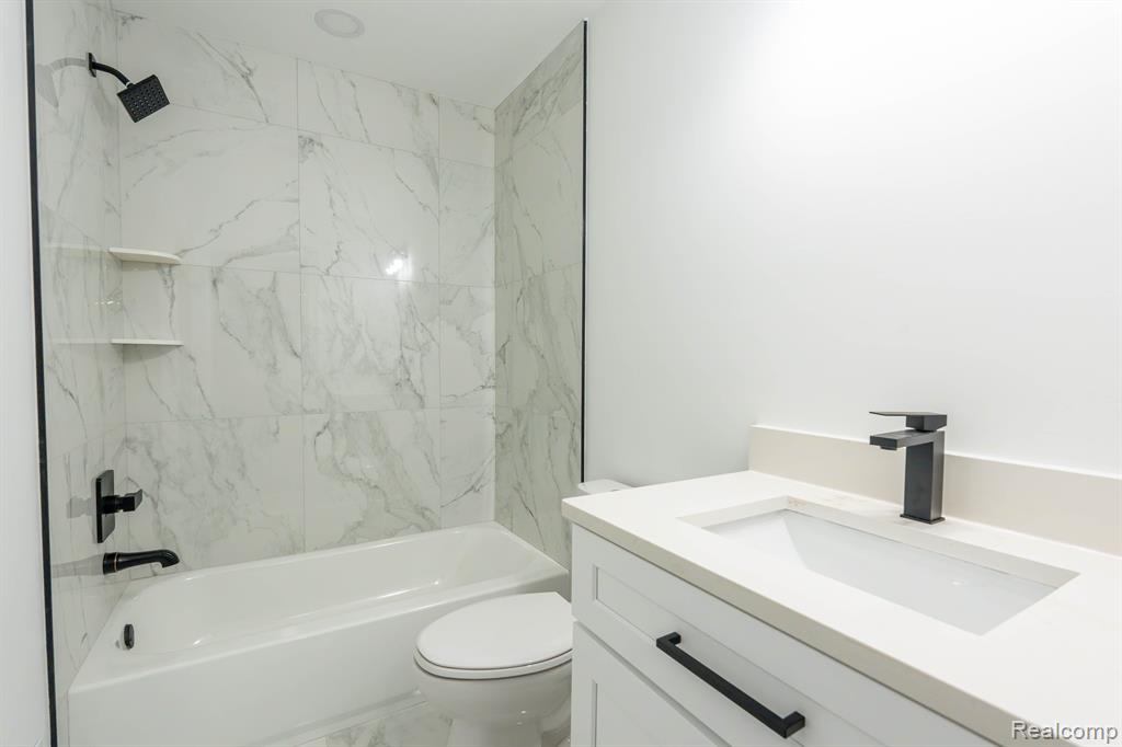 822 DAHLIA Lane, Rochester Hills, MI 48307 — Photo 33