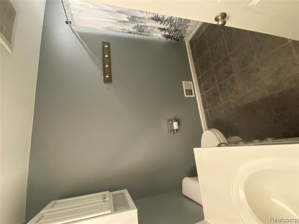 7758 DRAKESHIRE BLVD, Almont, MI 48003 — Photo 7