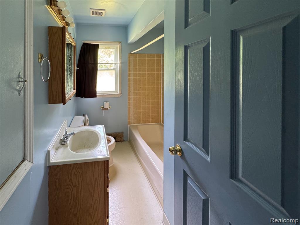 921 Venoy, Garden City, MI — Photo 15