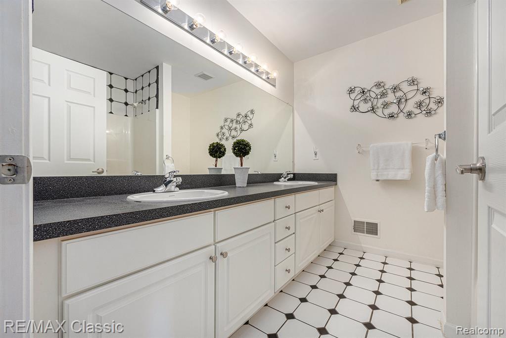 45483 Addington Lane, Novi, MI — Photo 24