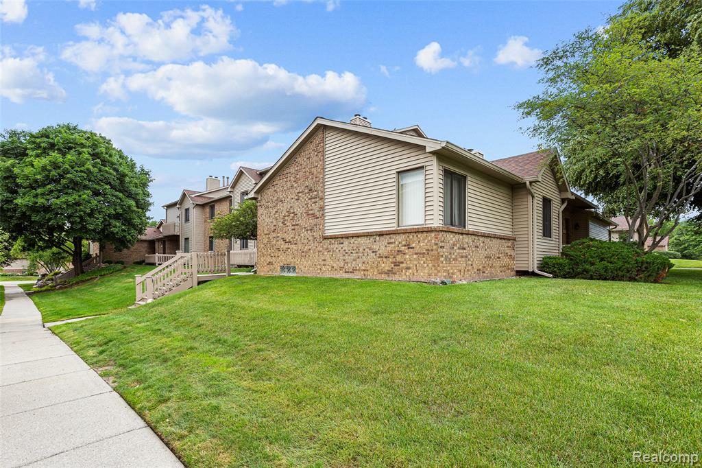 7147 Elmhurst, West Bloomfield, MI — Photo 36