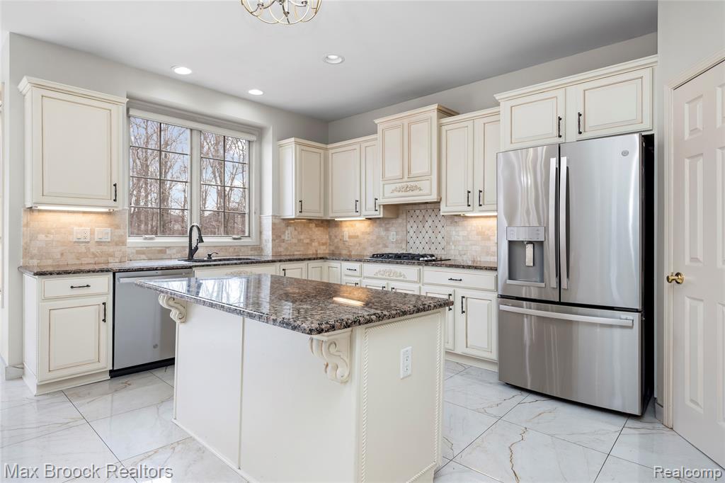 7083 Chatham Court, West Bloomfield, MI — Photo 18