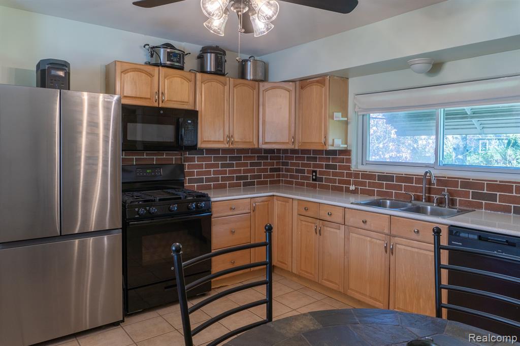 2546 CARLTON Drive, Ann Arbor, MI 48108 — Photo 9