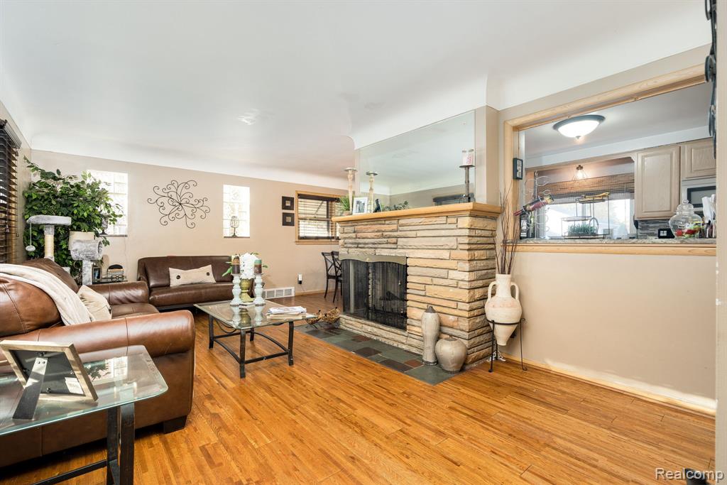 392 Cambridge Drive, Mount Clemens, MI 48043 — Photo 15